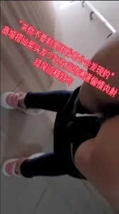 “求求你不要射里面，我老公晚上会发现”商场搭讪紫头发少妇，消防通道内