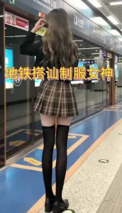 地铁搭讪jk黑丝女神，直接拿下爆草。